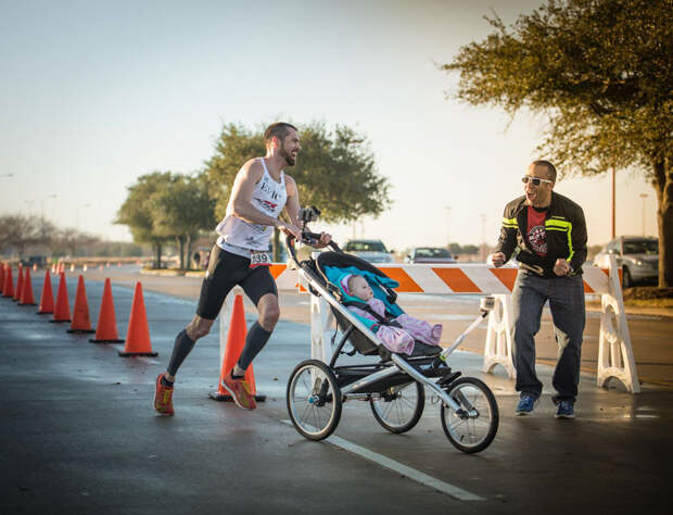 dad-wins-marathon-pushing-stroller-baby-daughter-calum-neff-3
