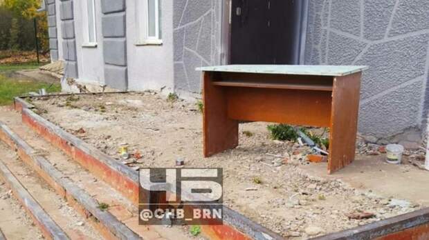 "Возим детей в соседнее село". В Краснознаменке не могут завершить капремонт школы