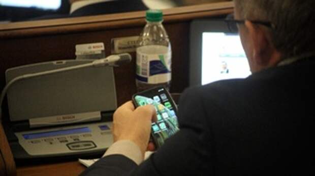 Депутат с телефоном / Фото: amic.ru