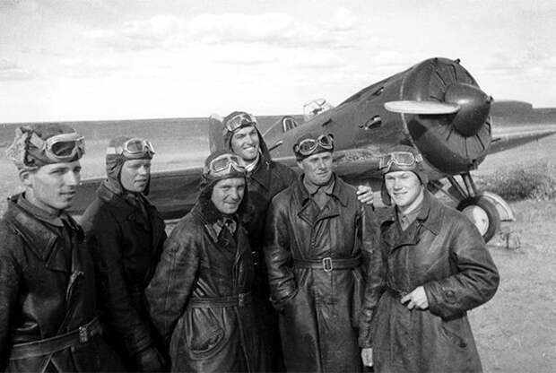 Советские летчики на фоне истребителя И-16 Халкин-гол. Август 1939 г. Советские летчики на фоне истребителя И-16 Халкин-гол. Август 1939 г.