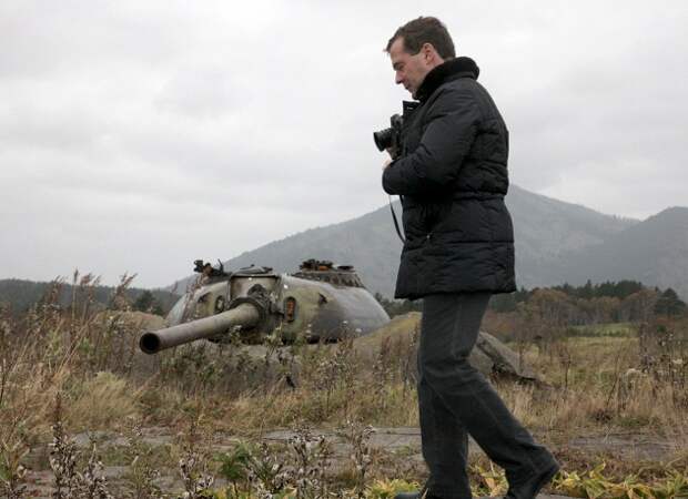 1 ноября 2010 года президент РФ Дмитрий Медведев стал первым российским лидером, посетившим Курильские острова. Японская сторона назвала данный визит достойным сожаления, что, в свою очередь, вызвало реакцию МИД России, согласно которой никаких изменений в статусе принадлежности Курильских островов быть не может. На фото: Дмитрий Медведев во время прогулки по острову Кунашир, 2010 год