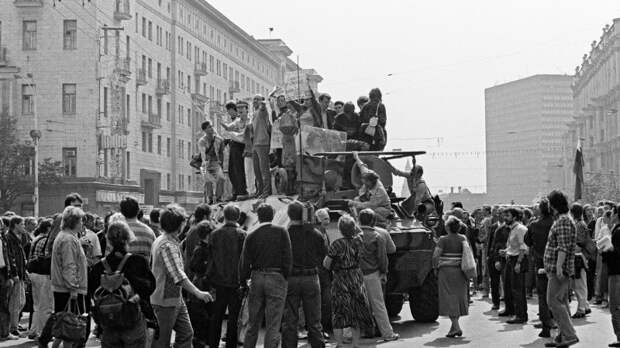 в соцсетях об августовском путче: "никогда больше я не испытывал такого патриотизма"
