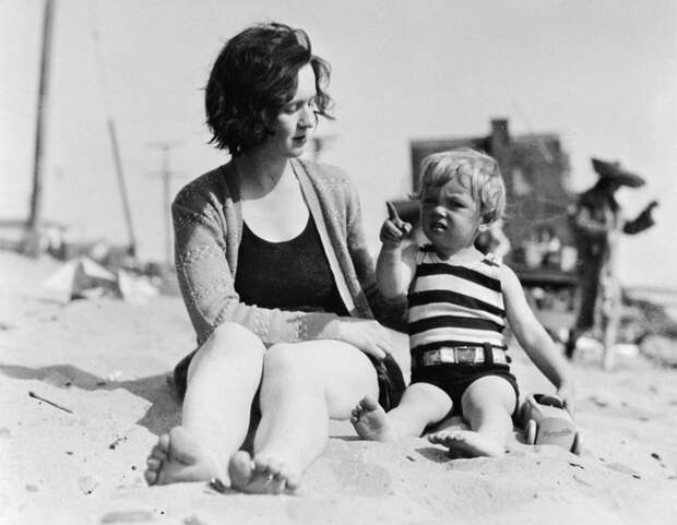 1048 Глэдис Пёрл Бейкер с дочерью Нормой (Мэрилин Монро), 1929 год.jpg