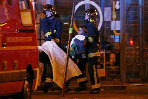 Парижская мэрия подтвердила гибель в общей сложности 140 человек при терактах в столице Франции. На фото: эвакуация пострадавших у концертного зала Bataclan