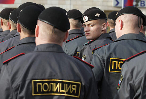 Даже в строю не все смотрят в одну сторону
