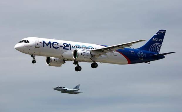 На фото: новый российский пассажирский самолет МС-21-300 ("Магистральный самолет XXI века")