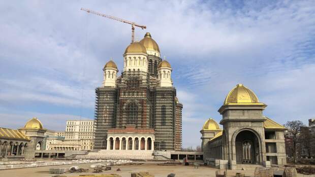 Эти религиозные сооружения создавались, чтобы поражать мирян красотой и величием христианской веры. Внушать слабым силу, сомневающимся – уверенность и, конечно, зависть у государств-соперников.-7
