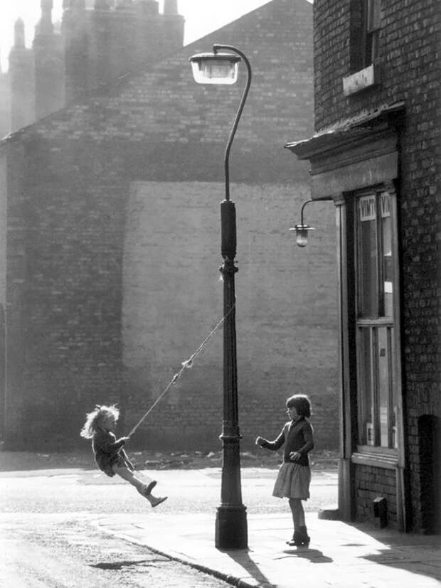 Две девочки катаются на веревке, Манчестер, 1965 г.