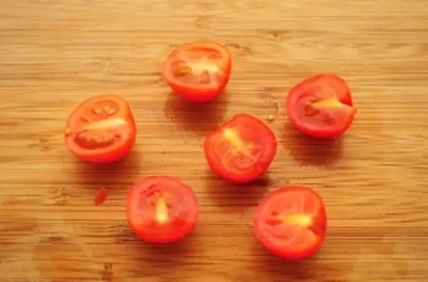 Помидор пополам. Помидор в разрезе. Помидор разрезанный. Черри помидоры на четвертинки. Помидор разрезанный пополам.