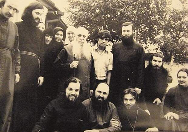 Митрополит Зиновий с паломниками. Внизу будущий архиепископ Алексий (Фролов)