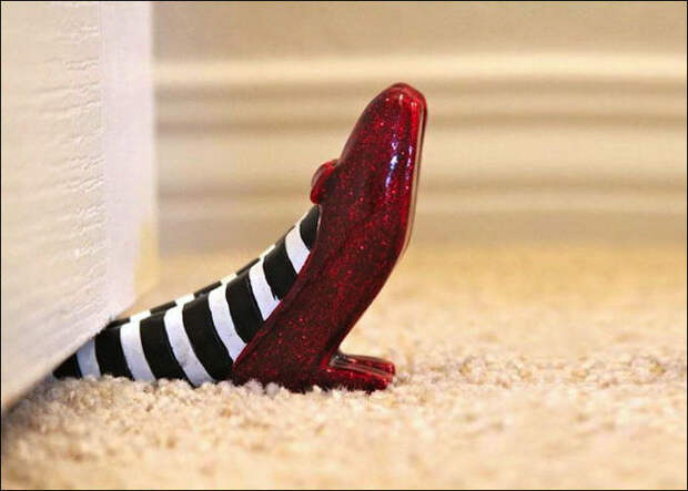 Прикольные дверные стопперы (16 фото) Прикольные дверные стопперы (16 фото)