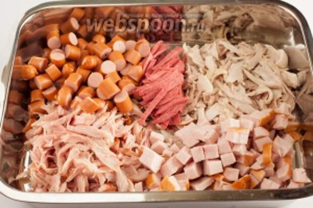 Тем временем измельчаем мясо. С точки зрения оформления блюда лучше всего, конечно, сделать куриные окорочка кружочками, копчёную курочку полосочками, салями тонкой салямкой, сосиски сердечками, а индюшиную ветчину звёздочками. Но, если у вас нет кухонного робота соответствующего профиля, можете нарезать всё сами, как придётся. Занимает где-то 15 минут. По ходу дела нужно поставить разогреваться куриный бульон.