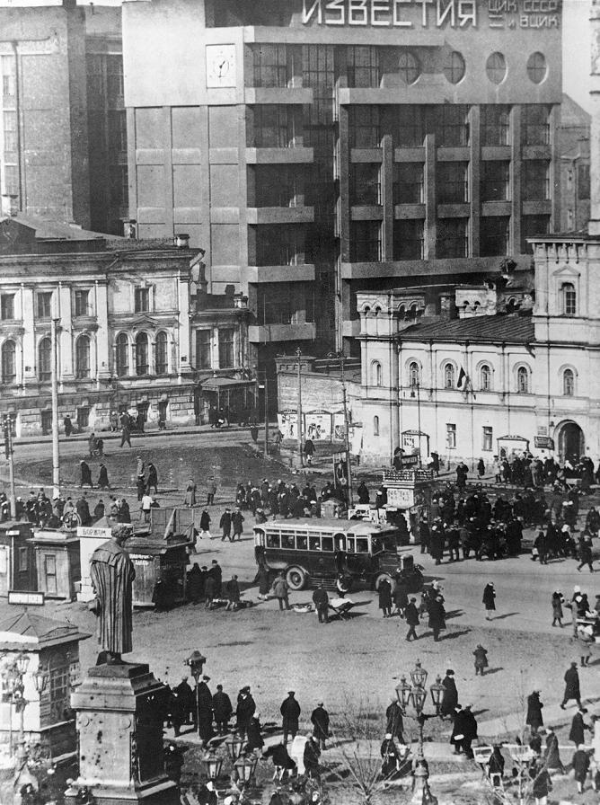 Здание газеты Известия. Москва. 1930-е годы.The building of the Soviet newspaper Izvestia. Moscow. 1930s.