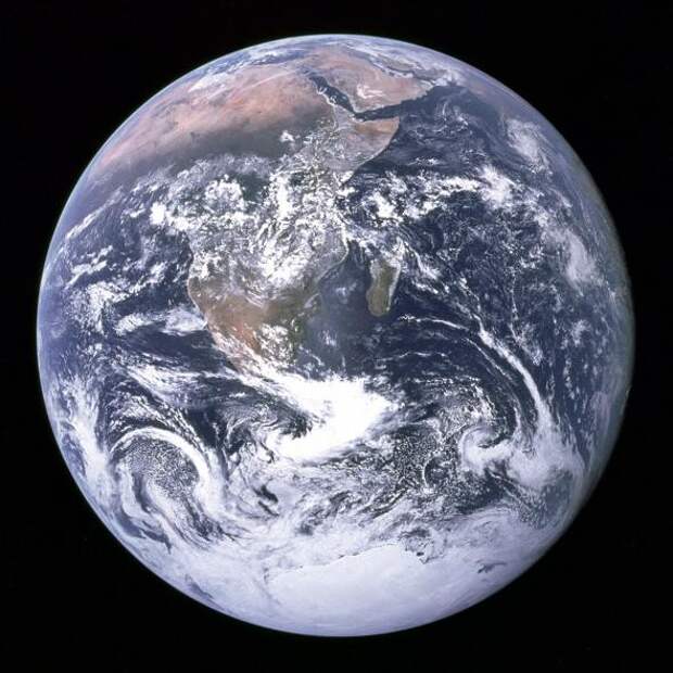 The Blue Marble (Синий марбл). Вид Земли с борта «Аполлона-17», 7 декабря 1972 г. Специальная 70-мм фотокамера Хассельблад, объектив Zeiss 80 мм. Фото: NASA. Файл высокого разрешения (30003002, JPEG, 6,18 МБ).