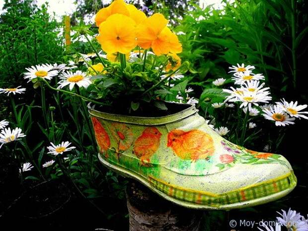 Клумба из галоши в технике декупаж