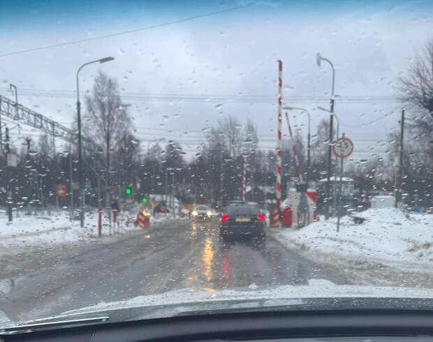 Из-за пробки в Парголово люди опаздывали на работу и к врачу, девочке стало плохо в автобусе. Причина — ЧП с поездом