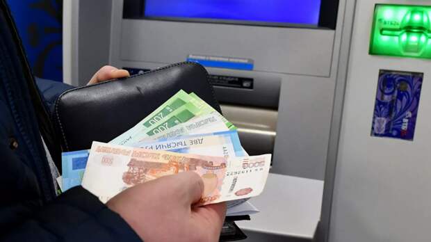 Житель Челябинской области отговорил отца-пенсионера переводить деньги мошенникам