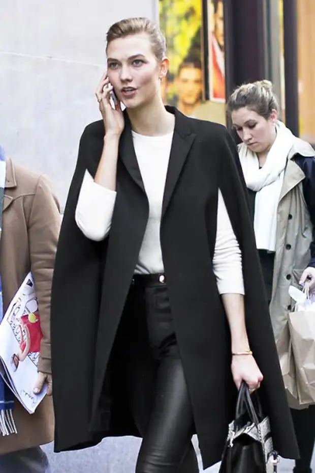 Вместо пальто. Карли Клосс в пальто. Образы с белым кейпом. Пиджак Кейп образы. Что носить вместо пальто.