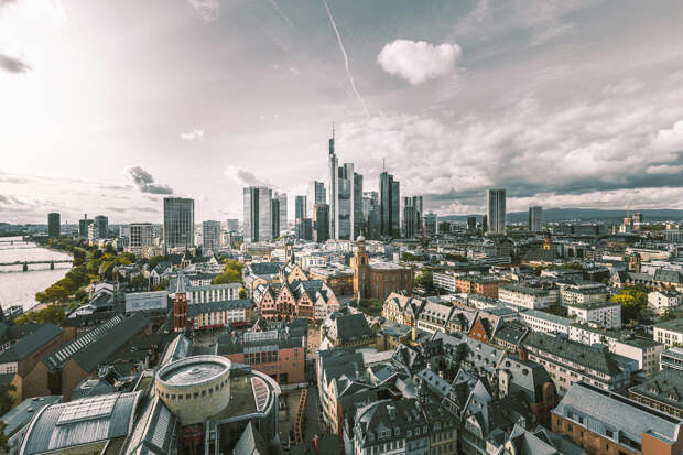 Mainhatten - так часто называют Франкфурт-на-Майне за обилие небоскребов. Фото: Unsplash