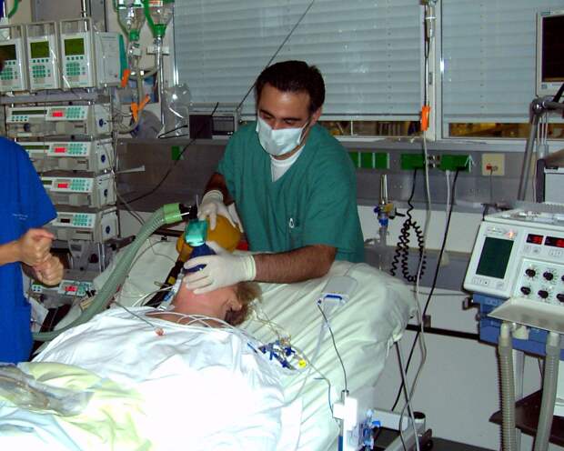 Британке ампутировали руки и ноги после того, как ее облизала собака