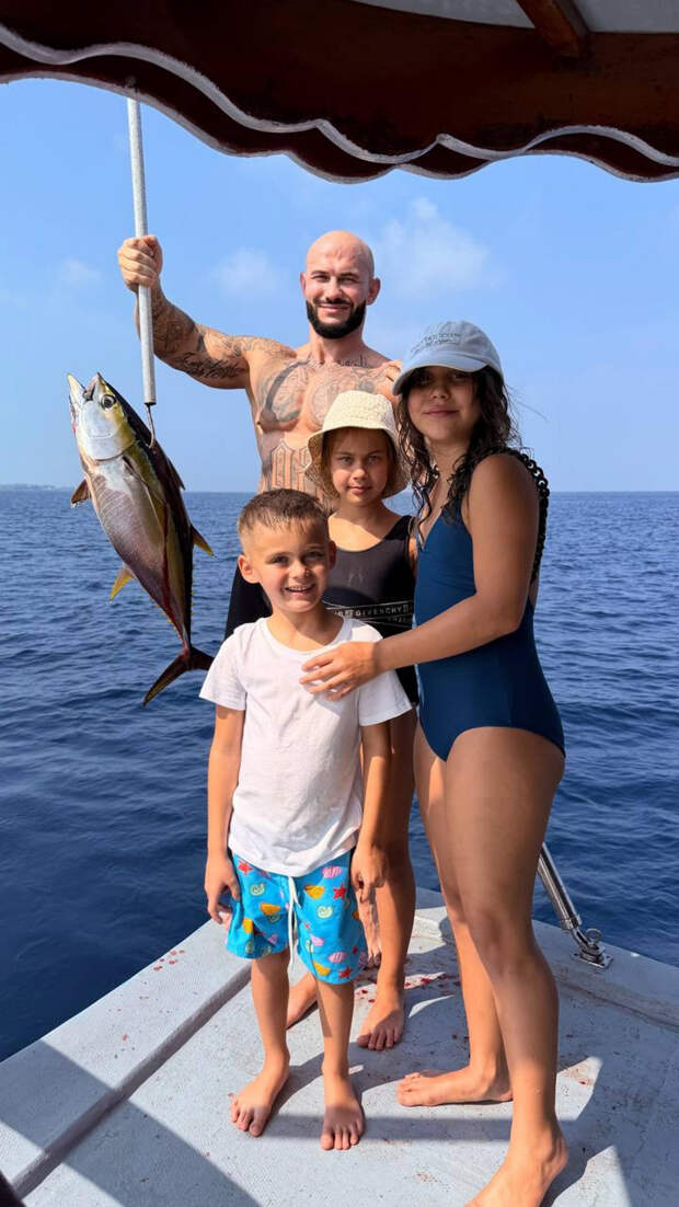 Джиган поделился кадрами с рыбалки на яхте с детьми: видео