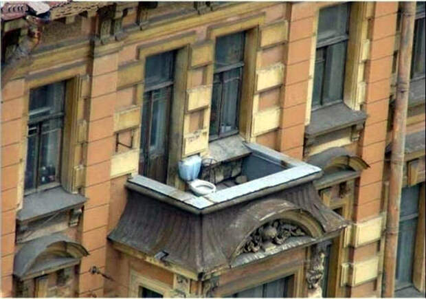 Унитаз на балконе.