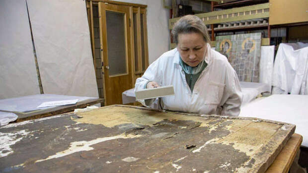 В Ростовском кремле обнаружили иконы XVII и XIX веков