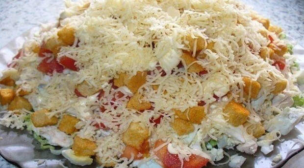 Салат с курицей, сыром и сухариками. Получился очень вкусным и сытным
