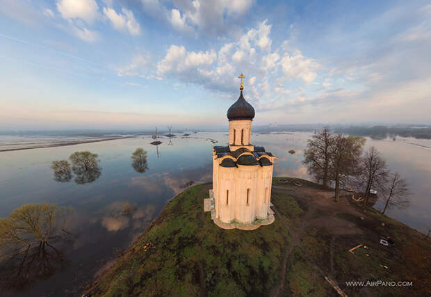Белокаменный храм Покрова на Нерли во Владимирской области России