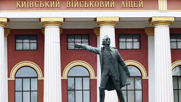 Памятник русского полководца Александра Суворова во дворе Киевского военного лицея имени Ивана Богуна