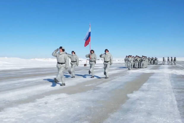 Военнослужащие арктической базы СФ прошли торжественным маршем в честь 79-й годовщины Победы в Великой Отечественной войне