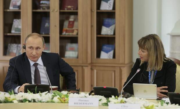 Президент России Владимир Путин и главный редактор агентства"Франс Пресс" Флоранс Бидерманн