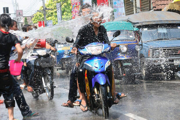 Обливание водой в Сонгкран - тайский Новый год