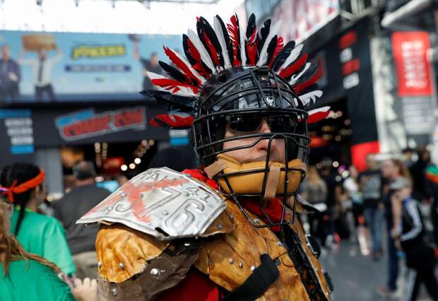 Яркие костюмы посетители New York Comic Con 2018