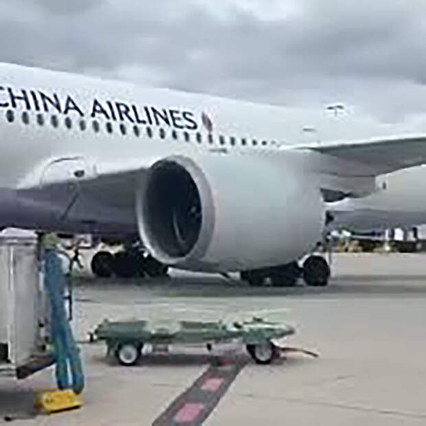 Дверь пассажирского самолета оказалась сорвана телетрапом и попала на видео