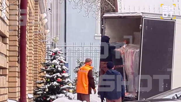 Долиной потребовалось два грузовика и микроавтобус, чтобы вывезти часть вещей из квартиры