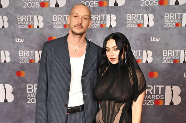 Певица Charli XCX в платье с декольте вышла замуж за барабанщика Дэниела