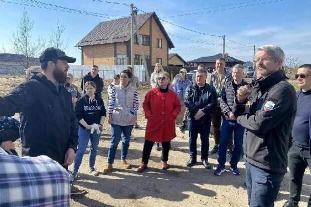 В Крутых Выселках застройщики пообещали уложить дорожные плиты и сделать освещение