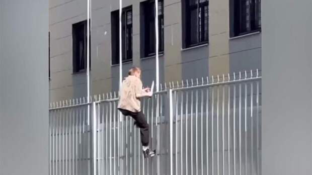 В Ленобласти мужчина после кражи телефона попытался скрыться в отделении полиции