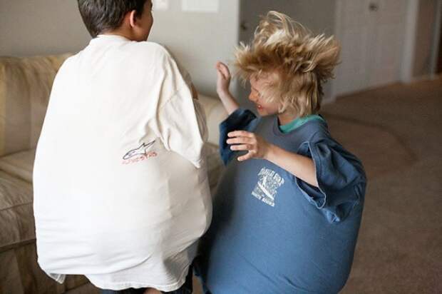 Устройте борьбу сумо, используя большие подушки и папины футболки. дети, лето, своими руками, сделай сам