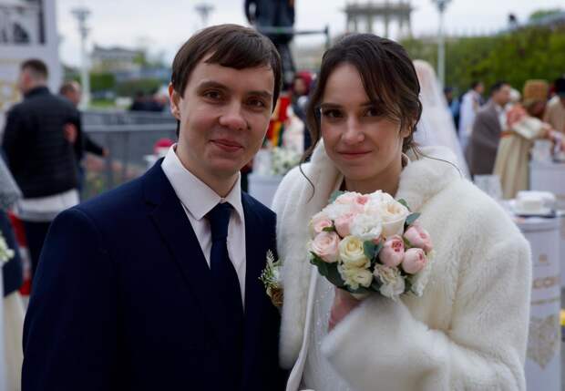 Молодожёны из Петербурга Андрей Канцер и Алина Скобенкова заключили брак на первом Всероссийском свадебном фестивале, который проходит на выставке-форуме «Россия»