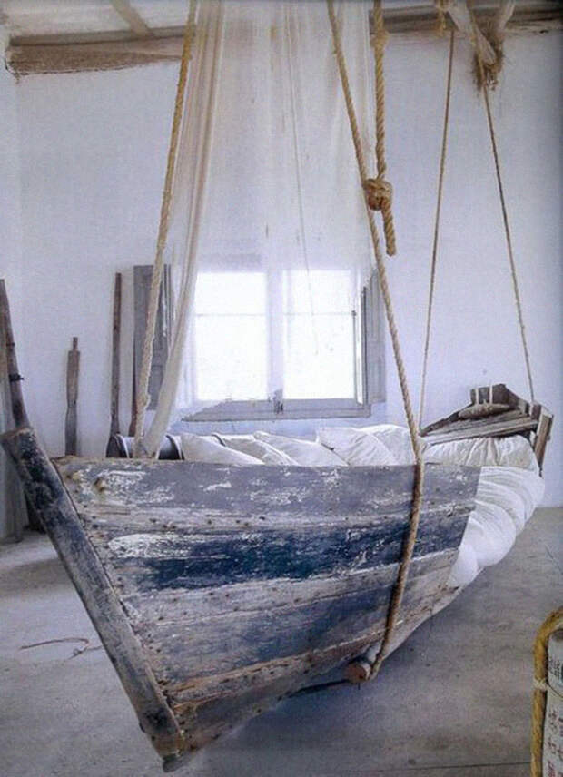 Старая лодка, превращенная в кровать