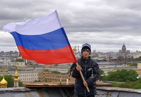 10-летний мальчик – Лев Протасов из Екатеринбурга написал стихотворение, которое вызвало бурю эмоций у учителей и читателей. Вы его прочитайте не спеша, а потом... поразмышляйте: на каких книжках, игрушках, фильмах, мультиках, надо воспитывать своих детей, чтобы они в 10 лет писали такие шедевры, имели такой высокий уровень осознанности в своей жизни и ощущали личную ответственность за судьбу своей Родины? Мал ещё, но рассудить я в силе, И никто меня не упрекнёт — Нет страны, прекраснее России! Этот вывод знаю наперёд! Вырасту — поезжу я по миру. И уверен, к берегам Родным, Будет тяга непреодолимой, Хоть откуда — но вернусь я к ним! Потому, что Русский я по Духу! Потому, что Русь — моя Земля! Потому, что Мать моя — Славянка И меня в России родила! Потому, что здесь мой дом и школа! Дед, Отец и все мои друзья, Русская, любимая Природа, Речь родная, здесь моя Семья! Потому, что Прадед мой по крови За Россию нашу — в землю лёг! Подвиг наших воинов-героев Знаю — помнит не один народ! От чумы коричневой всю Землю Русские солдаты сберегли. Не подвластен подвиг их забвенью. Поклонюсь им в пояс до земли! «Псы» сейчас на Мать-Россию лают Вместе с ней я эту боль приму. Вырасту, окрепну, возмужаю И тебе, Родная, помогу! Ты сейчас немного приболела, Ничего, Россиюшка, крепись! Как и прежде на меня надейся, Не здавайся ,Матушка,- держись Встанеш ты— великой и могучей, Расцветёшь, как яблонька весной! Для меня ты будешь самой лучшей! Самой ненаглядной и Родной!