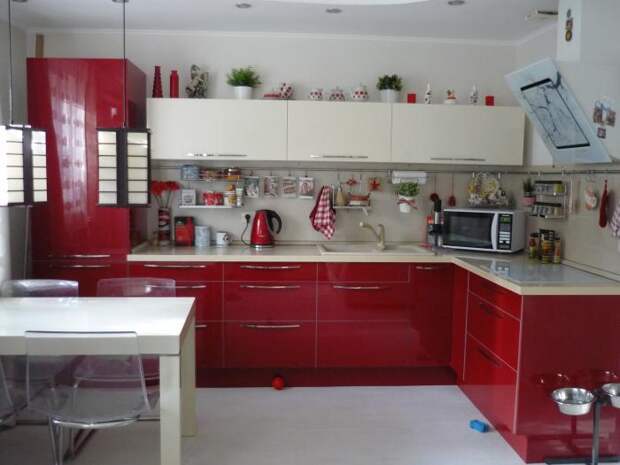 Кухня-студия, интерьер красной кухни, рейлинги на кухне