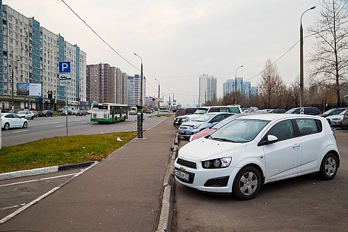 Парковка у станции метро «Отрадное», на улице Хачатуряна, вошла в первый этап точечного расширения. В будний день она оказалась практически пустой: бесплатных альтернатив вокруг в избытке. Пока… Мэрия вряд ли оставит собственный проект без должного количества клиентов.