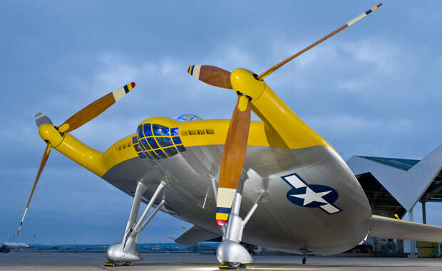 Vought XF5U-1 После нападения на Перл-Харбор военно-морской флот нуждался в самолете, который может взлетать и приземляться в ограниченных пространствах, таких как палубы авианосца. Итогом многолетнего проектирования стал XF5U, детище компании Vought. «Летающий блин» имел большие проблемы с балансом и вечно заваливался на один край. В принципе, весь проект можно было бы и доработать, но к тому времени армия уже предпочла вкладывать деньги в гораздо более перспективные реактивные самолеты.