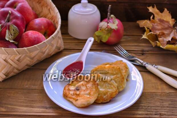 Фото Творожные оладьи с яблоком и изюмом