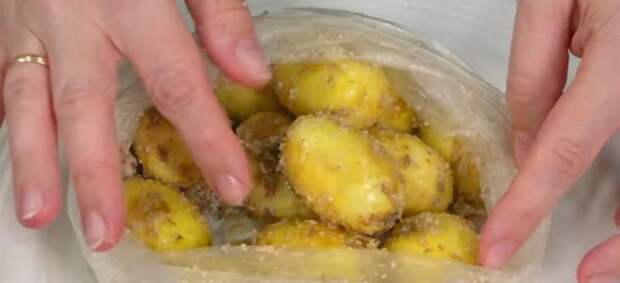 И руки не замараете: хитрый способ почистить молодой картофель с помощью соли