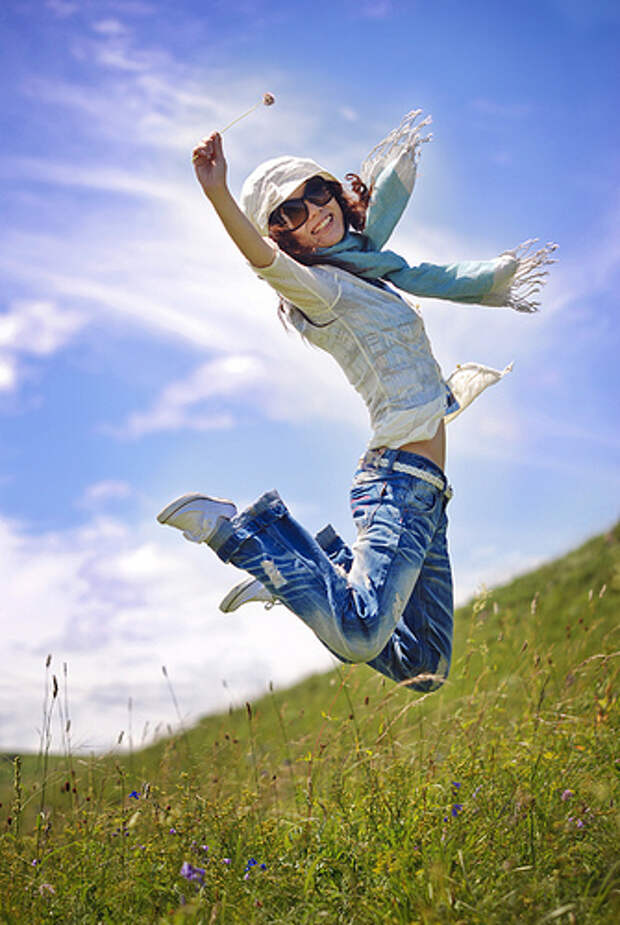 Примеры радости в жизни. Девушка в прыжке. Радость жизни. Человек радуется жизни. Девушка в прыжке жизнерадостная.