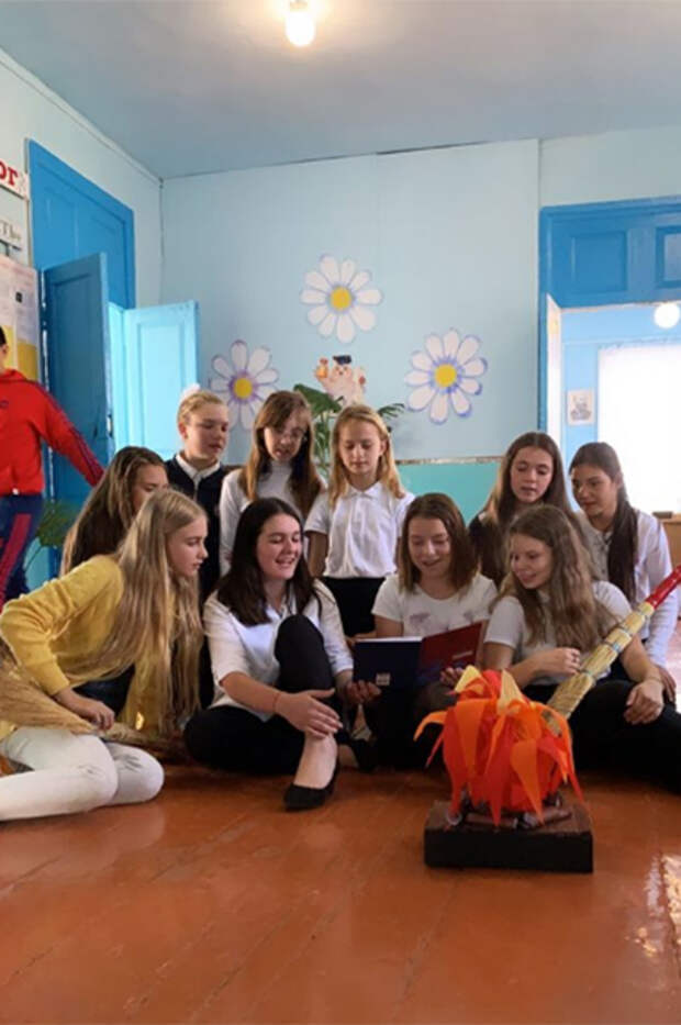Нева Портман с учениками школы